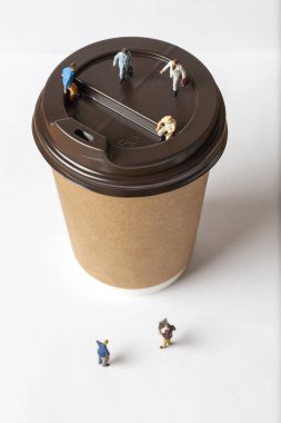 Bir fincan kahve arka plan iş kavramı kullanarak üzerinde oturan Minyatürler insanlar.