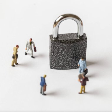 Herhangi bir sorun için toplu bir çözüm kavramı. Minyatür oyuncak işçi ve güvenlik anahtar kullanarak arka plan güvenlik sistemi, kesmek, iş kavramı.