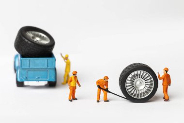 Atölye lastik uydurma kavramı. Tozlu oyuncak araba tekerleği, tamir minyatür mekaniği yakın çekim.