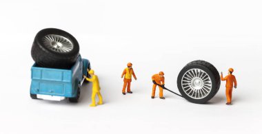 Atölye lastik uydurma kavramı. Tozlu oyuncak araba tekerleği, tamir minyatür mekaniği yakın çekim.