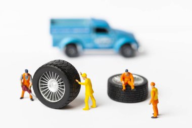 Atölye lastik uydurma kavramı. Tozlu oyuncak araba tekerleği, tamir minyatür mekaniği yakın çekim.