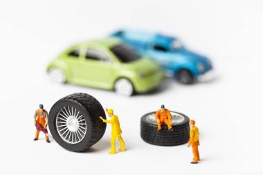 Atölye lastik uydurma kavramı. Tozlu oyuncak araba tekerleği, tamir minyatür mekaniği yakın çekim.