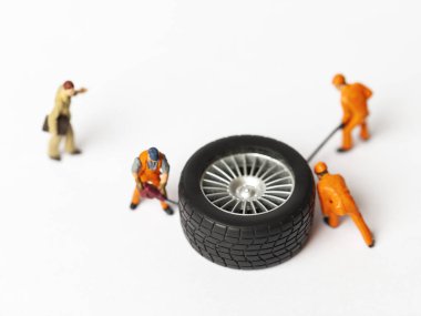 Atölye lastik uydurma kavramı. Tozlu oyuncak araba tekerleği, tamir minyatür mekaniği yakın çekim.