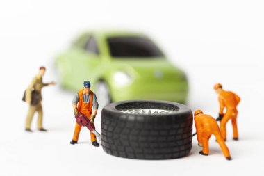 Atölye lastik uydurma kavramı. Tozlu oyuncak araba tekerleği, tamir minyatür mekaniği yakın çekim.