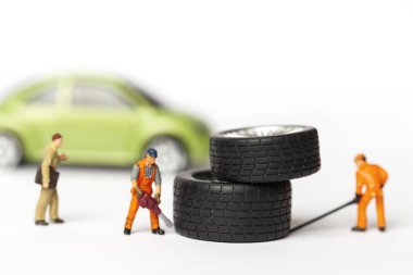 Atölye lastik uydurma kavramı. Tozlu oyuncak araba tekerleği, tamir minyatür mekaniği yakın çekim.