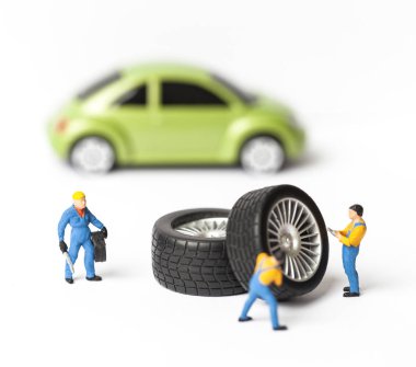 Atölye lastik uydurma kavramı. Tozlu oyuncak araba tekerleği, tamir minyatür mekaniği yakın çekim.