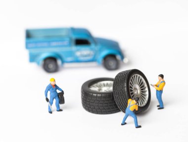 Atölye lastik uydurma kavramı. Tozlu oyuncak araba tekerleği, tamir minyatür mekaniği yakın çekim.