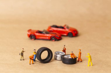 Atölye lastik uydurma kavramı. Tozlu oyuncak araba tekerleği, tamir minyatür mekaniği yakın çekim.