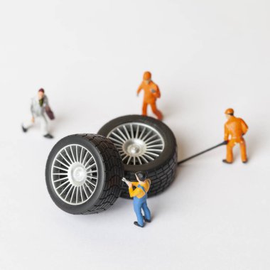 Atölye lastik uydurma kavramı. Tozlu oyuncak araba tekerleği, tamir minyatür mekaniği yakın çekim.