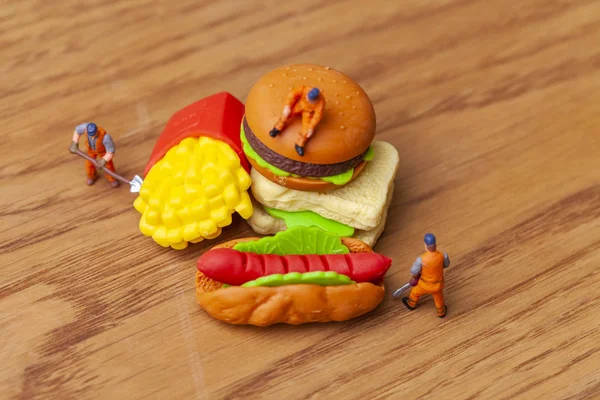 Sağlıksız beslenme kavramı ile kaybetmek minyatür insanlar ve fast food