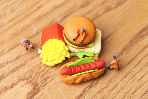 Sağlıksız beslenme kavramı ile kaybetmek minyatür insanlar ve fast food