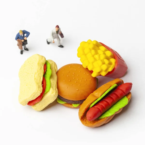 Conceito Alimentação Insalubre Com Perder Pessoas Miniatura Fast Food — Fotografia de Stock