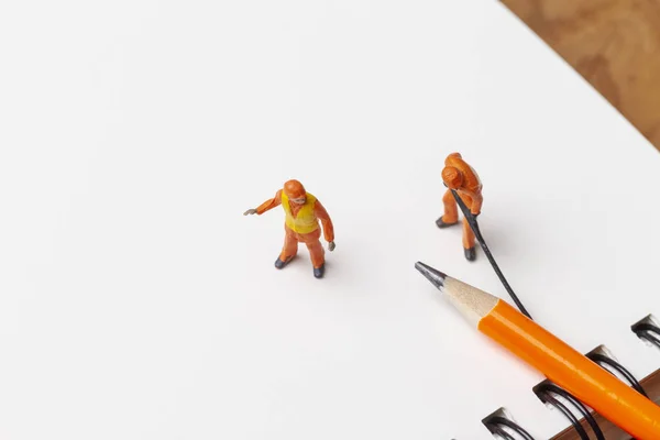Miniaturmenschen Auf Notizbuch Mit Bürobedarf — Stockfoto