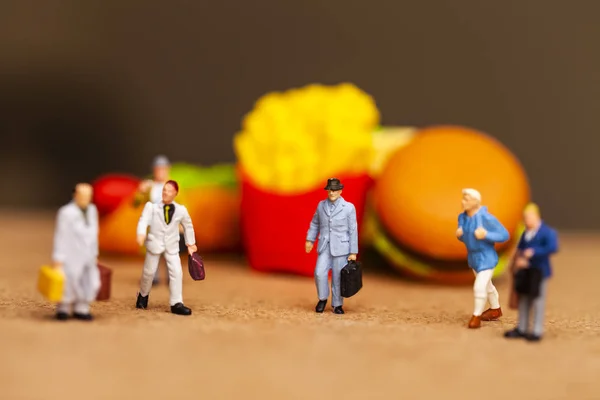 Conceito Alimentação Insalubre Com Perder Pessoas Miniatura Fast Food — Fotografia de Stock