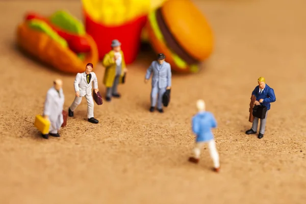 Concepto Alimentación Poco Saludable Con Perder Gente Miniatura Comida Rápida — Foto de Stock