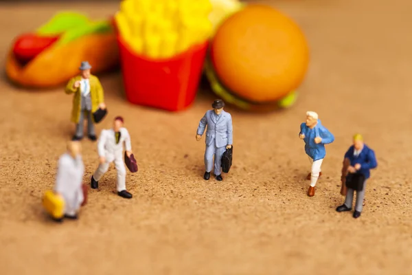 Conceito Alimentação Insalubre Com Perder Pessoas Miniatura Fast Food — Fotografia de Stock