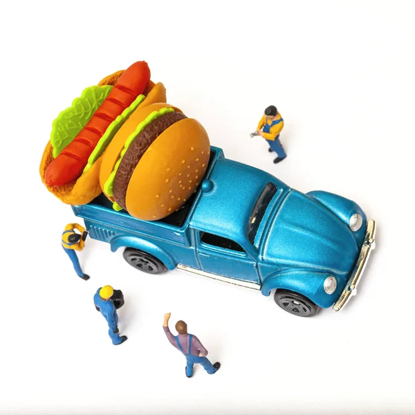 İş öğle yemeği kavramı ile minyatür fast food ve araba kadar kaybetmek, yakın çekim.