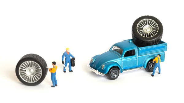 Conceito Montagem Pneu Oficina Mecânica Miniatura Reparando Roda Carro Brinquedo — Fotografia de Stock