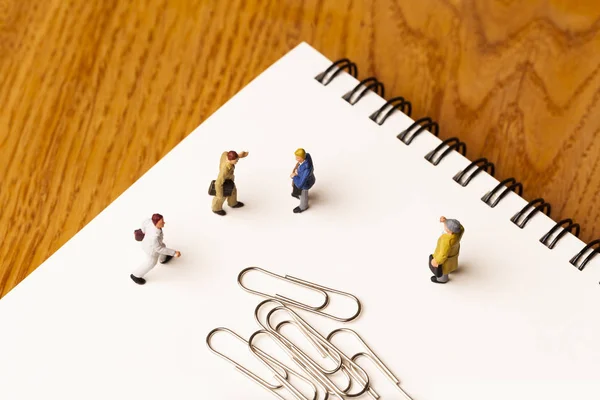 Pessoas Miniatura Caderno Com Material Escritório — Fotografia de Stock