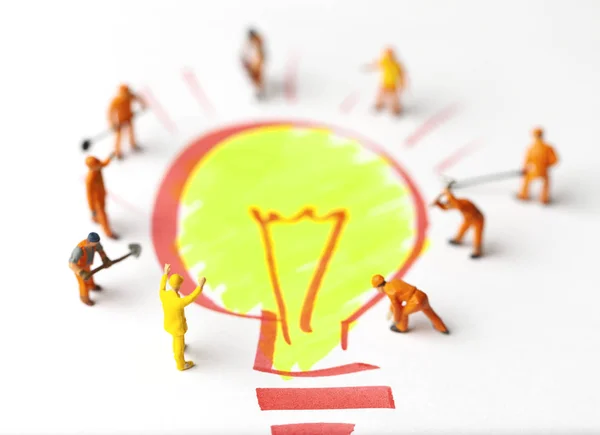 Miniaturmenschen Auf Papier Mit Glühbirne Das Konzept Einer Kollektiven Lösung — Stockfoto