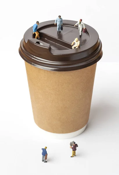 Miniature Persone Sedute Una Tazza Caffè Utilizzando Come Concetto Business — Foto Stock
