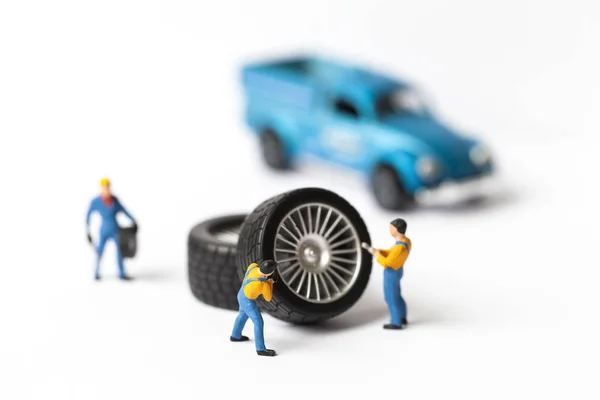 Conceito Montagem Pneu Oficina Mecânica Miniatura Reparando Roda Carro Brinquedo — Fotografia de Stock