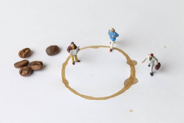 Kahve molası kavramı ile kaybetmek minyatür insanlar ve kahve.