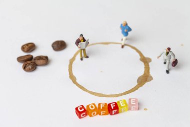 Kahve molası kavramı ile kaybetmek minyatür insanlar ve kahve. 