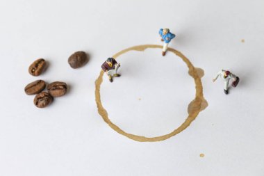 Kahve molası kavramı ile kaybetmek minyatür insanlar ve kahve