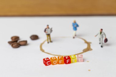 Kahve molası kavramı ile kaybetmek minyatür insanlar ve kahve. 