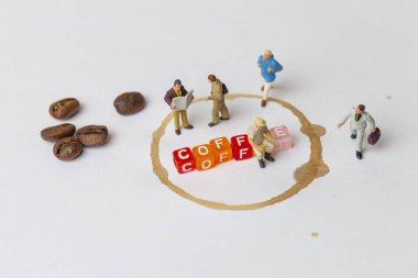 Kahve molası kavramı ile kaybetmek minyatür insanlar ve kahve. 