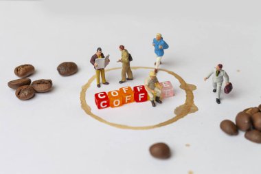 Kahve molası kavramı ile kaybetmek minyatür insanlar ve kahve. 