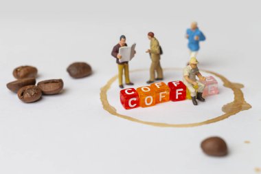 Kahve molası kavramı ile kaybetmek minyatür insanlar ve kahve. 