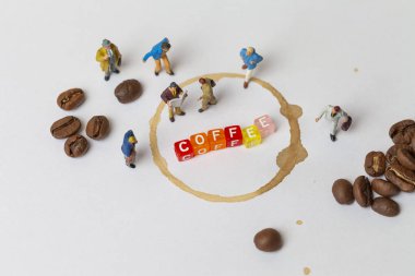 Kahve molası kavramı ile kaybetmek minyatür insanlar ve kahve. 