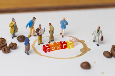Kahve molası kavramı ile kaybetmek minyatür insanlar ve kahve. 