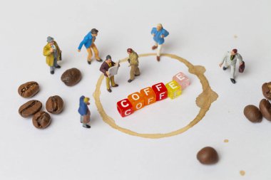 Kahve molası kavramı ile kaybetmek minyatür insanlar ve kahve. 