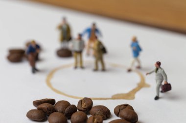 Kahve molası kavramı ile kaybetmek minyatür insanlar ve kahve. 