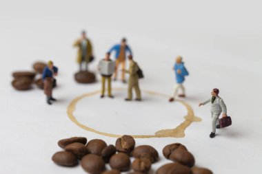 Kahve molası kavramı ile kaybetmek minyatür insanlar ve kahve. 