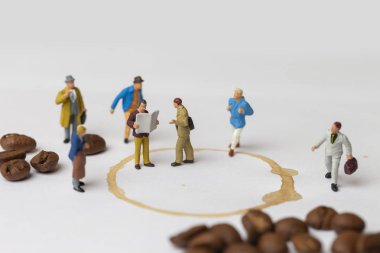 Kahve molası kavramı ile kaybetmek minyatür insanlar ve kahve. 