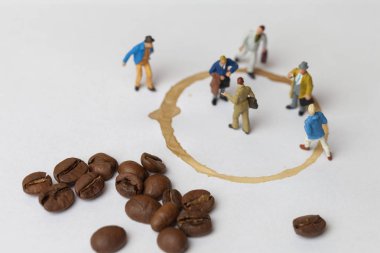 Kahve molası kavramı ile kaybetmek minyatür insanlar ve kahve. 