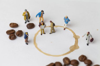 Kahve molası kavramı ile kaybetmek minyatür insanlar ve kahve. 