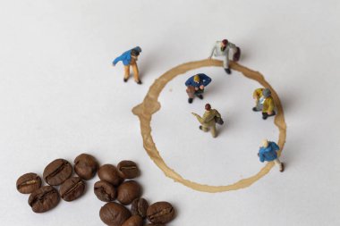 Kahve molası kavramı ile kaybetmek minyatür insanlar ve kahve. 