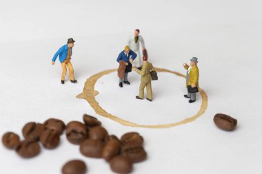 Kahve molası kavramı ile kaybetmek minyatür insanlar ve kahve. 