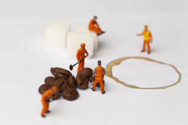 Kahve molası kavramı ile kaybetmek minyatür insanlar ve kahve. 