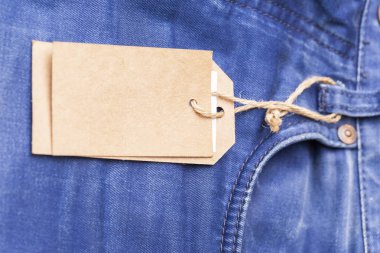 Boş etiketli mavi kot pantolon detayı