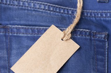 Boş etiketli mavi kot pantolon detayı