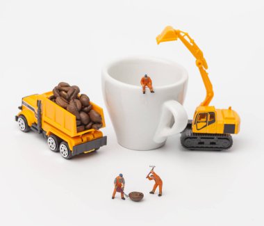 Minyatür işçi kahve çekirdekleri boşaltın. Kahve Saati kavramı.