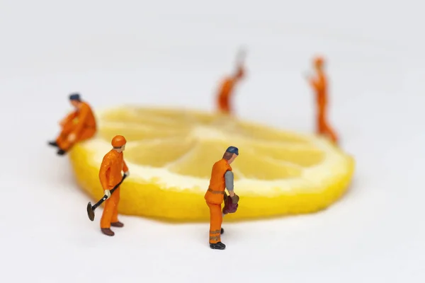 Pessoas Miniatura Trabalhador Miniatura Mover Fatia Limão Vista Perto — Fotografia de Stock