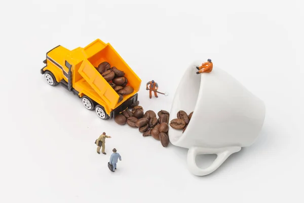 Lavoratori Miniatura Scaricano Chicchi Caffè Tempo Caffè Concetto — Foto Stock