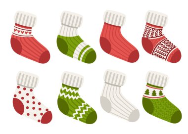 Renkli yün örme çorap koleksiyonu. Farklı desen ve doku ile çorap. Kırmızı ve yeşil set. Beyaz arka planda izole düz vektör illüstrasyon.